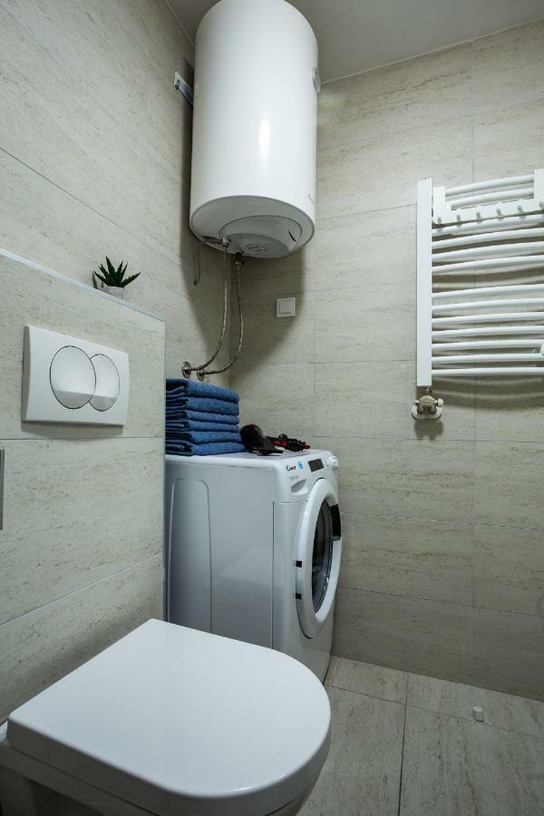 Modern Naive Downtown With Free Private Garage-Fast Wi-Fi Apartment Novi Sad Exterior photo